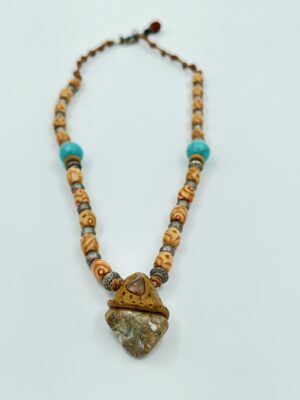 שרשרת מאלה מקרמה בעבודת