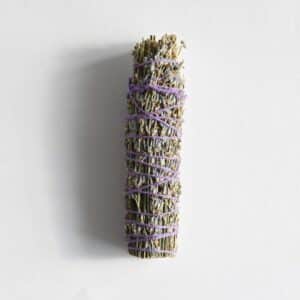 לבנדר ומרווה לבנה מקל סמאדג’ לטיהור החלל